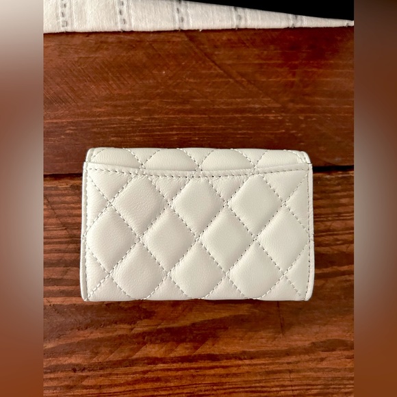 Chanel white sheepskin cardholder with gold hardware - Picture 4 of 8